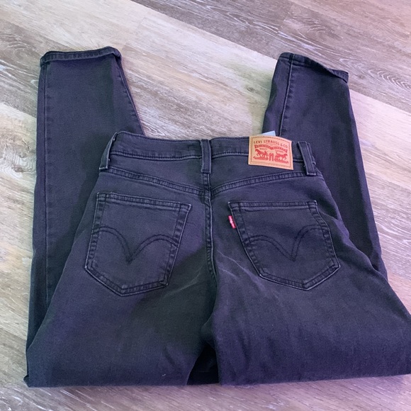 Levi’s High rise mom jean size 26 black washed jeans - Picture 2 of 4